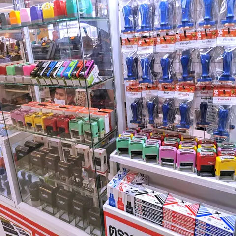 ตู้แสดงสินค้าตรายางหน้าร้าน มีให้เลือกหลายแบบหลายสี