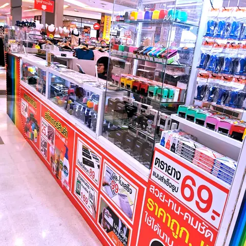หน้าร้านตรายางด่วน พร้อมป้ายราคาชัดเจนทุกรายการ